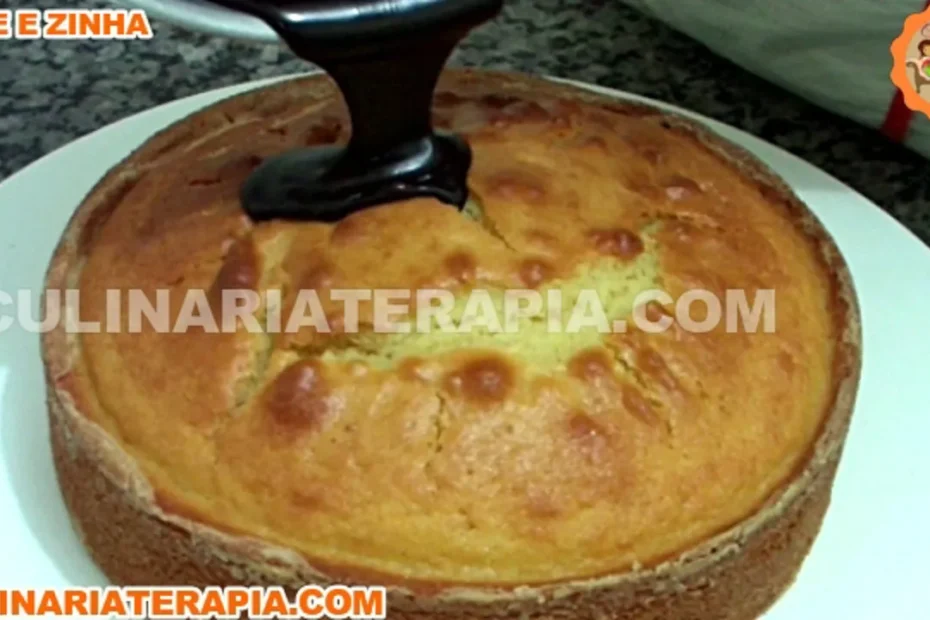 Bolo de Iogurte Fofinho com Calda de Chocolate