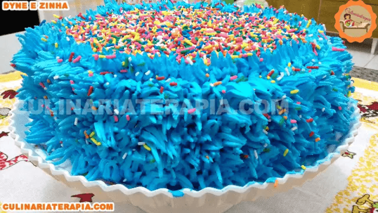 Bolo de Festa com Chantilly Azul