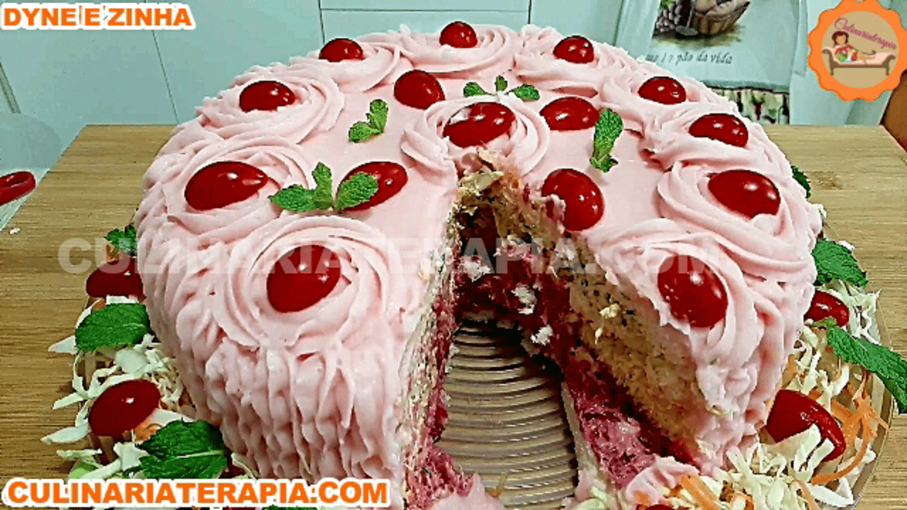 Torta Fria Salgada de Frango Decorada Cor de Rosa
