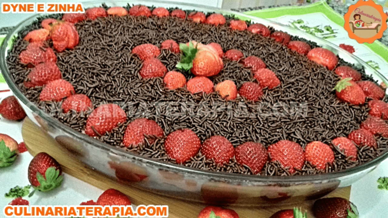 Bolo Alagado Cremoso de Chocolate e Morango