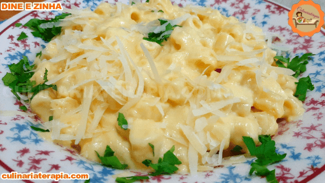 Macarrão cremoso com queijo e milho