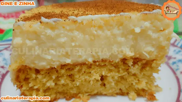 Bolo de milho com cobertura cremosa