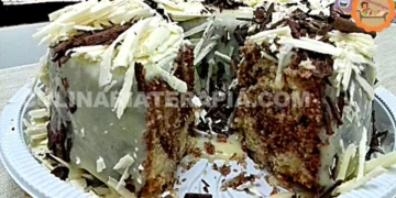 Bolo Mesclado com Cobertura e Raspas de Chocolate
