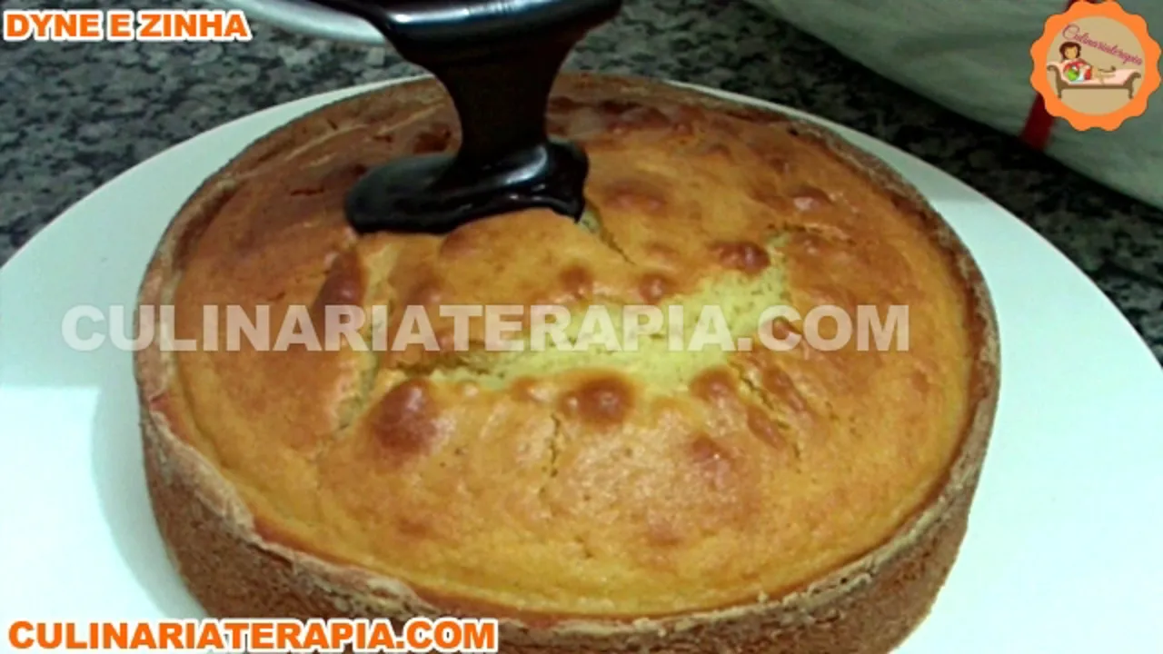 Bolo de Iogurte Fofinho com Calda de Chocolate