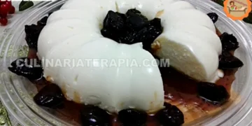 O Clássico Manjar de Coco com Calda de Ameixas