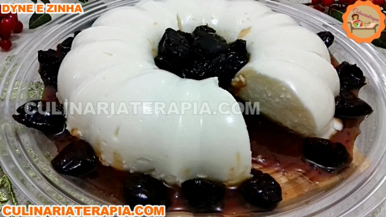 O Clássico Manjar de Coco com Calda de Ameixas