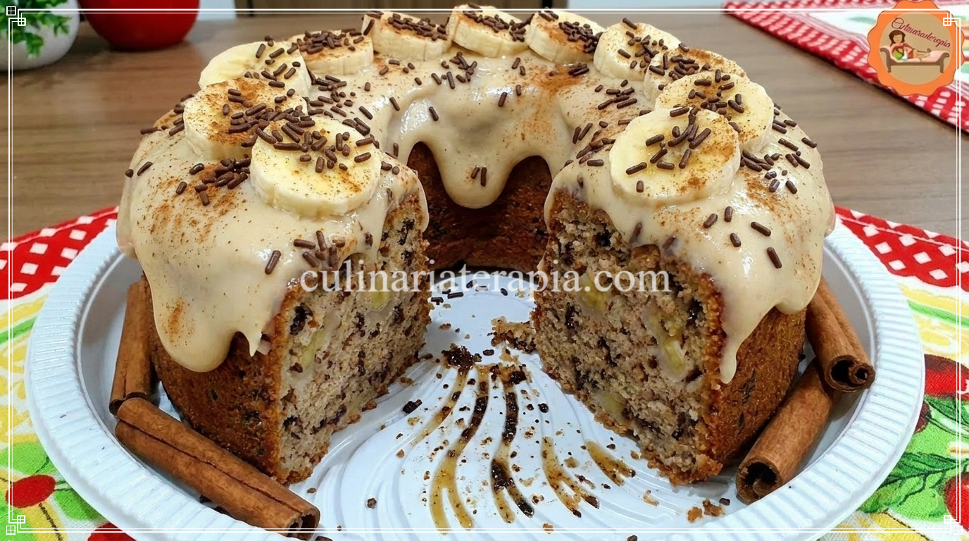 Bolo de Banana com Canela e Cobertura Cremosa
